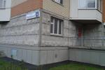 Табличка с названием улицы и номером дома, лето 2015